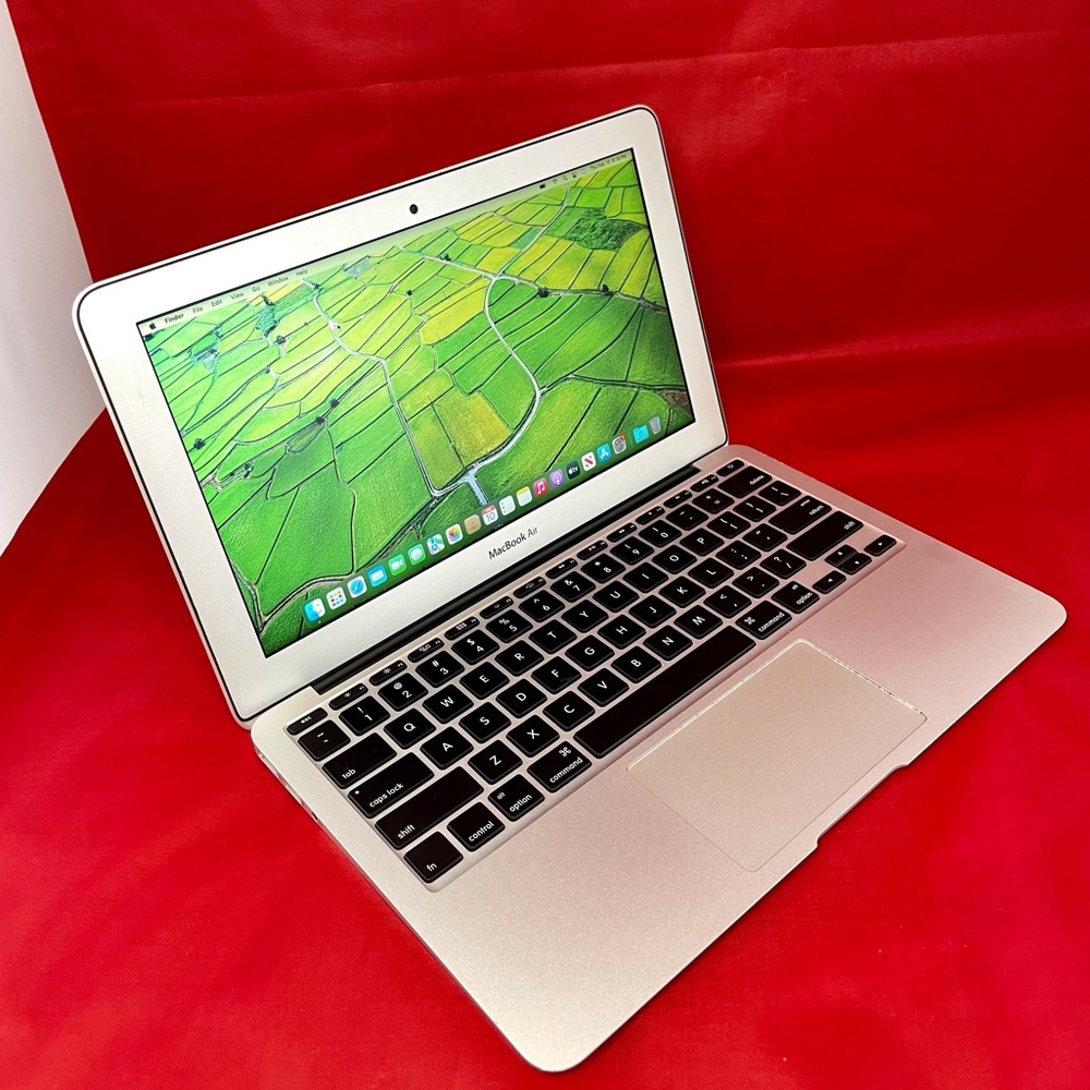 MacBook Air (Excellent Condition)